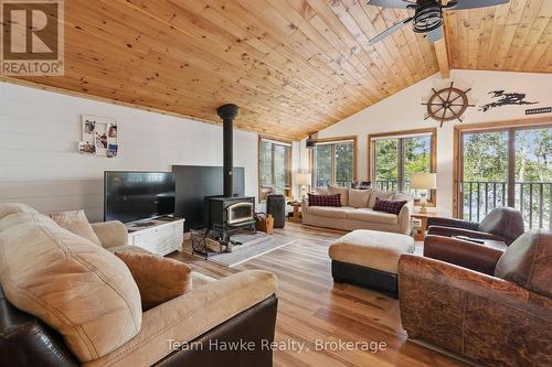 3359 Maple Ridge Road, Algonquin Highlands (Mcclintock), ON - Indoor Photo Showing Living Room