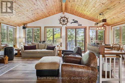 3359 Maple Ridge Road, Algonquin Highlands (Mcclintock), ON - Indoor Photo Showing Living Room