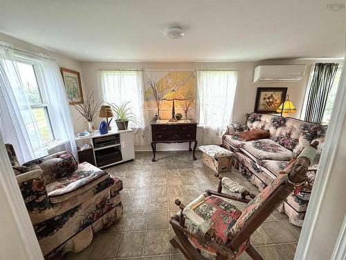 345 French Road, Plympton, NS - Indoor Photo Showing Living Room