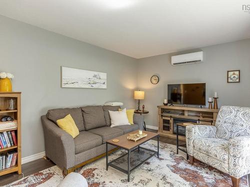 1348 Spring Garden Road, Kingston, NS - Indoor Photo Showing Living Room