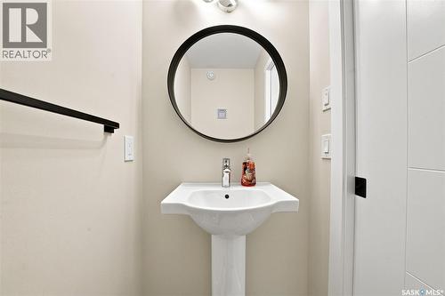 332 Mcfaull Crescent, Saskatoon, SK - Indoor Photo Showing Bathroom