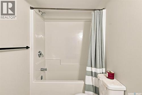 332 Mcfaull Crescent, Saskatoon, SK - Indoor Photo Showing Bathroom