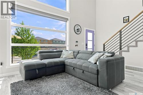 332 Mcfaull Crescent, Saskatoon, SK - Indoor Photo Showing Living Room