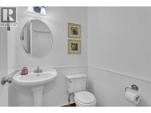 1/2 bath on the main floor - 430 Mccarren Avenue, Kelowna, BC - Indoor Photo Showing Bathroom