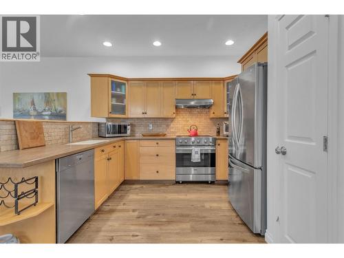 430 Mccarren Avenue, Kelowna, BC - Indoor Photo Showing Kitchen
