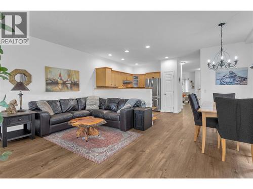 430 Mccarren Avenue, Kelowna, BC - Indoor Photo Showing Living Room