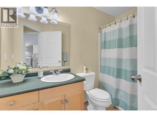 Main bathroom on the upper floor - 430 Mccarren Avenue, Kelowna, BC - Indoor Photo Showing Bathroom