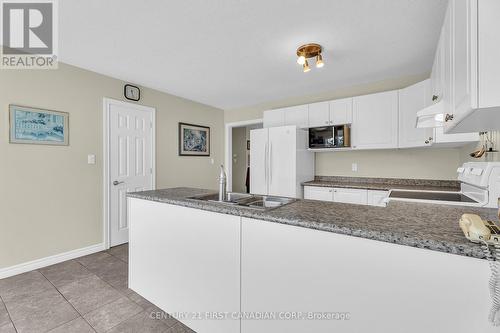 3191 Singleton Avenue, London South (South W), ON - Indoor Photo Showing Kitchen With Double Sink