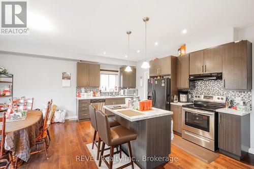 29 Bergenstein Crescent, Pelham (Fonthill), ON - Indoor Photo Showing Kitchen With Stainless Steel Kitchen With Double Sink With Upgraded Kitchen