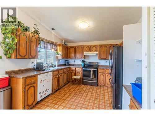 1579 Napier Place, Kamloops, BC - Indoor Photo Showing Kitchen With Double Sink