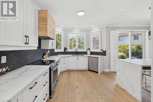 1533 Morse Place, Milton, ON - Indoor Photo Showing Kitchen With Upgraded Kitchen