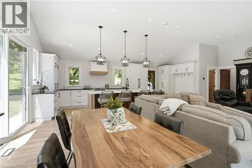 1095 Governors Road, Dundas, ON - Indoor Photo Showing Dining Room
