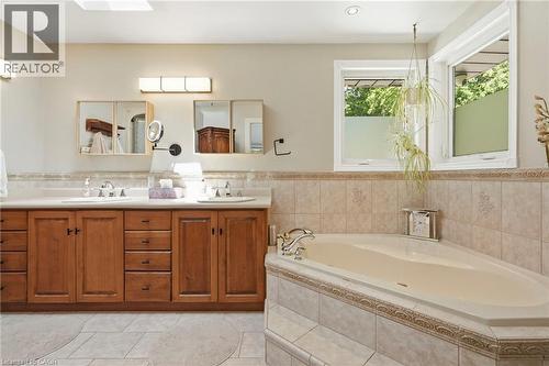 1095 Governors Road, Dundas, ON - Indoor Photo Showing Bathroom