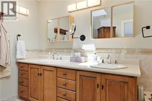 1095 Governors Road, Dundas, ON - Indoor Photo Showing Bathroom