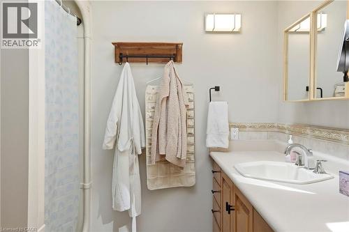 1095 Governors Road, Dundas, ON - Indoor Photo Showing Bathroom