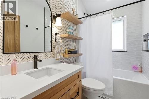 1095 Governors Road, Dundas, ON - Indoor Photo Showing Bathroom