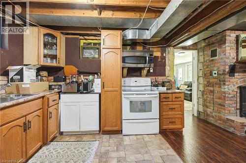 1095 Governors Road, Dundas, ON - Indoor Photo Showing Kitchen