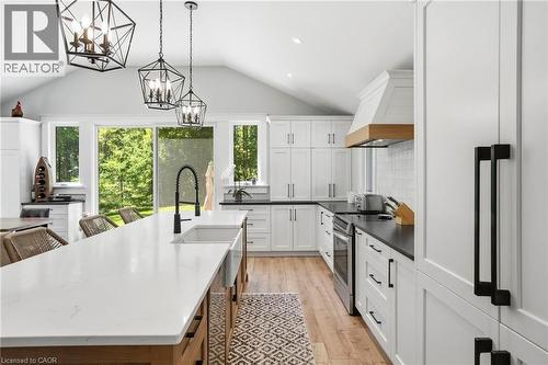 1095 Governors Road, Dundas, ON - Indoor Photo Showing Kitchen With Upgraded Kitchen