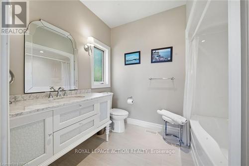 14 Ellington Place, Brantford, ON - Indoor Photo Showing Bathroom