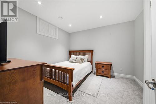 14 Ellington Place, Brantford, ON - Indoor Photo Showing Bedroom