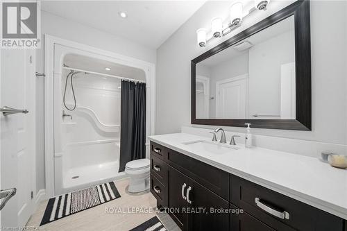 14 Ellington Place, Brantford, ON - Indoor Photo Showing Bathroom