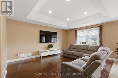 28 Freedom Crescent, Quinte West, ON - Indoor Photo Showing Living Room