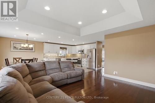 28 Freedom Crescent, Quinte West, ON - Indoor Photo Showing Living Room