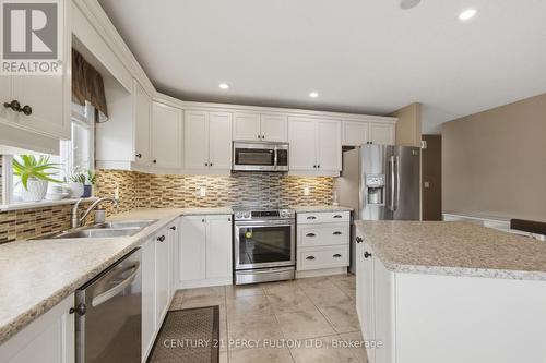 28 Freedom Crescent, Quinte West, ON - Indoor Photo Showing Kitchen With Double Sink With Upgraded Kitchen