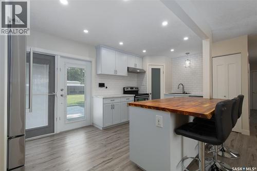1337 7Th Avenue Nw, Moose Jaw, SK - Indoor Photo Showing Kitchen With Upgraded Kitchen