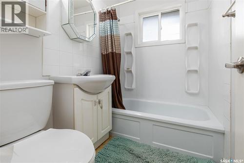1337 7Th Avenue Nw, Moose Jaw, SK - Indoor Photo Showing Bathroom