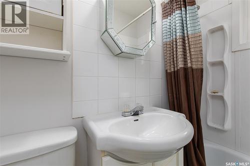 1337 7Th Avenue Nw, Moose Jaw, SK - Indoor Photo Showing Bathroom