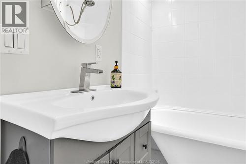 1337 Janette, Windsor, ON - Indoor Photo Showing Bathroom