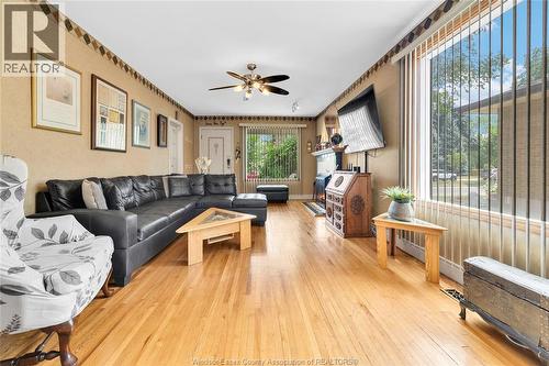 1337 Janette, Windsor, ON - Indoor Photo Showing Living Room