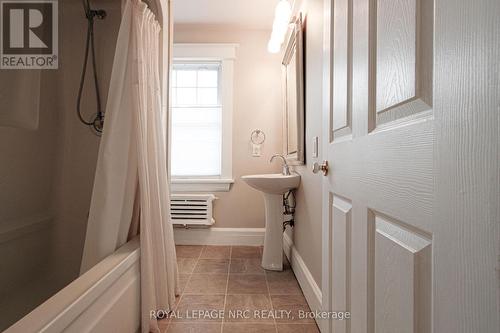 15 South Drive, St. Catharines (Old Glenridge), ON - Indoor Photo Showing Bathroom