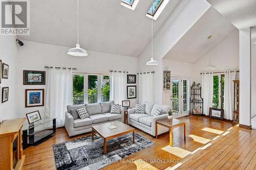 2944 North Shore Drive, Haldimand (Dunnville), ON - Indoor Photo Showing Living Room