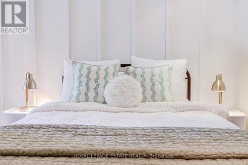 1D - 319 Lonsdale Road, Toronto, ON - Indoor Photo Showing Bedroom