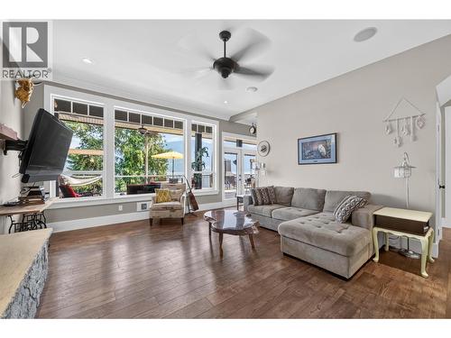 4119 Galligan Road Unit# 12, Eagle Bay, BC - Indoor Photo Showing Living Room