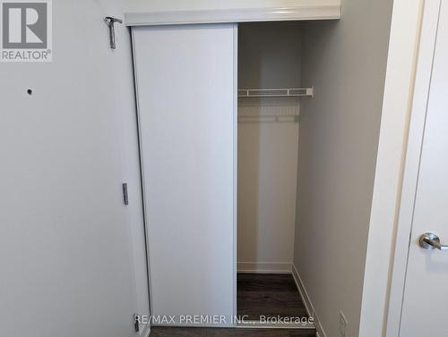 811 - 6 David Eyer Road, Richmond Hill, ON - Indoor