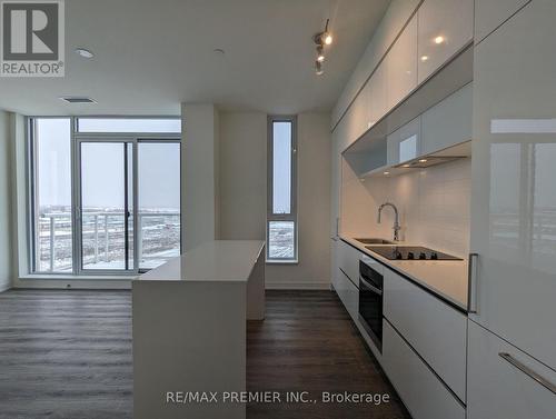 811 - 6 David Eyer Road, Richmond Hill, ON - Indoor Photo Showing Kitchen With Upgraded Kitchen