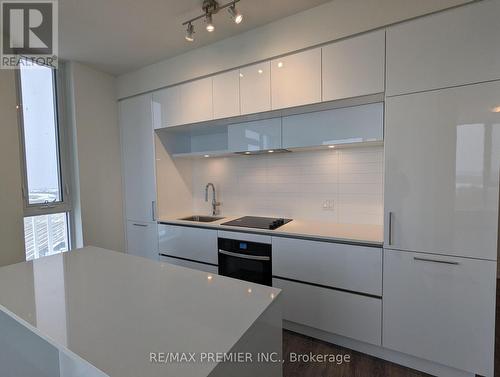 811 - 6 David Eyer Road, Richmond Hill, ON - Indoor Photo Showing Kitchen