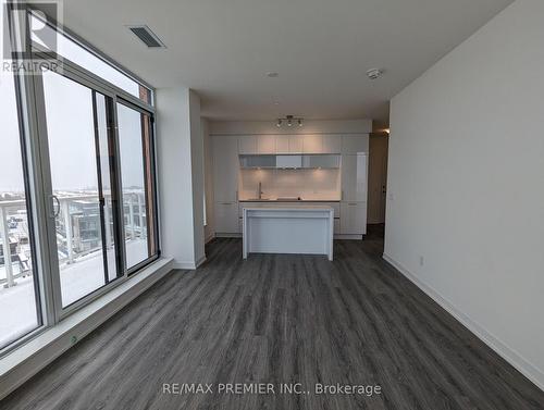 811 - 6 David Eyer Road, Richmond Hill, ON - Indoor