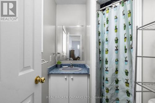 31 Bell Street, Barrie, ON - Indoor Photo Showing Bathroom