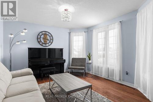 31 Bell Street, Barrie, ON - Indoor Photo Showing Living Room