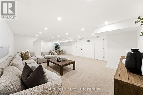 1140 Ogden Avenue, Mississauga, ON - Indoor Photo Showing Living Room