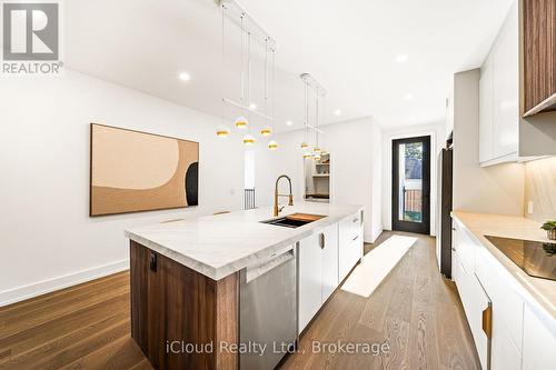 1140 Ogden Avenue, Mississauga, ON - Indoor Photo Showing Kitchen With Upgraded Kitchen