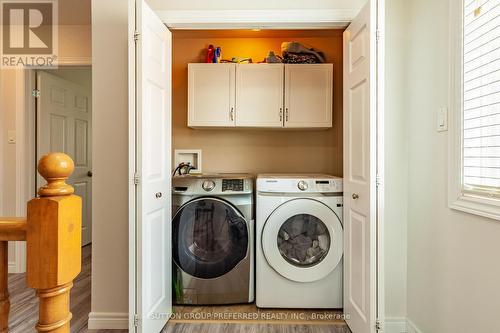 1190 Silverfox Drive, London North (North S), ON - Indoor Photo Showing Laundry Room