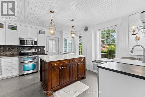 233 Catherine Street, Pembroke, ON - Indoor Photo Showing Kitchen With Upgraded Kitchen