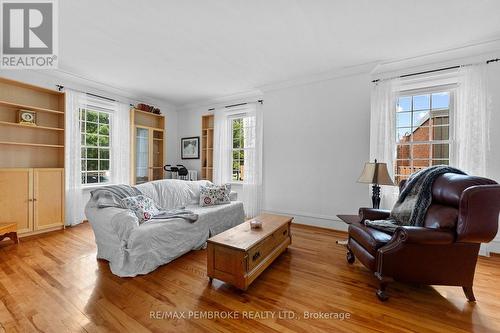 233 Catherine Street, Pembroke, ON - Indoor Photo Showing Living Room