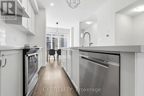 19 Markle Crescent, Hamilton (Ancaster), ON - Indoor Photo Showing Kitchen With Upgraded Kitchen