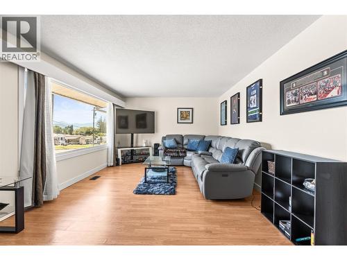 1603 43Rd Avenue, Vernon, BC - Indoor Photo Showing Living Room